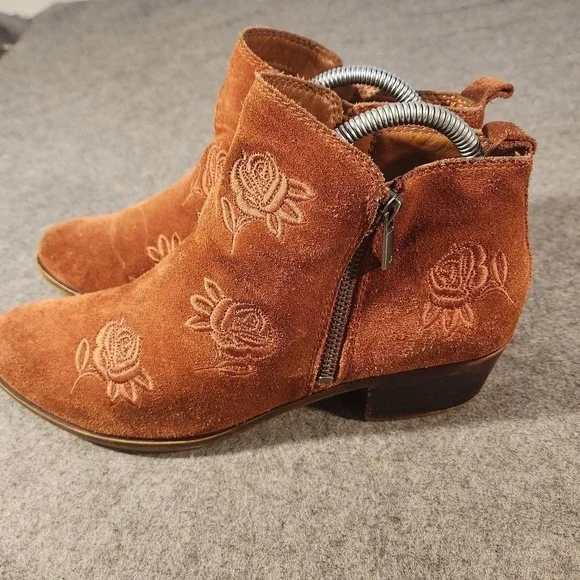 Lucky Brand Boots Womens Size 9.5 Red Oak Oiled Suede Basel Embroidered Ankle - Picture 2 of 9